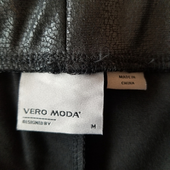 VERO MODA Black Faux Snakeskin Coated Leggings - Picture 7 of 16
